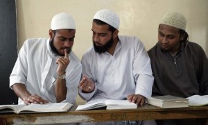 Muslim-students-discuss-b-007