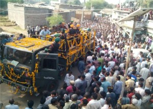 नम आंखों से अपने सपूत को देने अंतिम विदाई, उमड़ पड़ा जनसैलाब image-8449