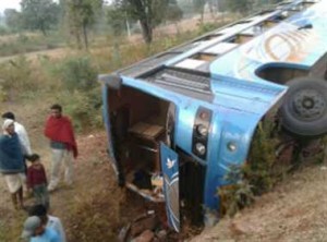 बैतूल जिले में इंदौर से नागपुर जा रही बस पलटी, 3 घायल image-8336