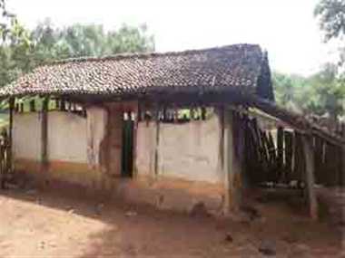 नक्सली जन अदालत में बुजुर्ग आदिवासी दंपति की डंडे -जूते से पिटाई