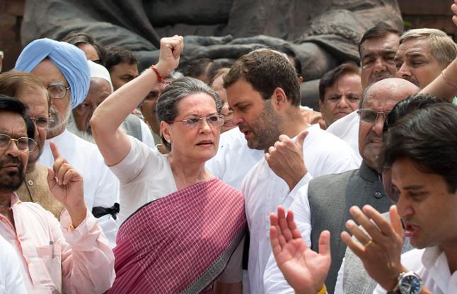 नेशनल हेराल्ड केस: आज कोर्ट में पेश होंगे सोनिया-राहुल