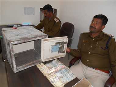 खेलते हुए बच्चों के हाथ लगी नगदी से भरी रेलवे की तिजोरी
