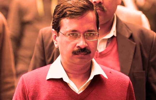 अरविंद केजरीवाल की गाड़ी पर पत्थरों और डंडों से हमला, बाल-बाल बचे