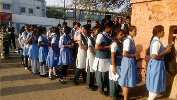 सख्त पहरे में बोर्ड एक्जाम शुरू, साढ़े सात लाख बच्चे शामिल