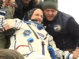 अंतरिक्ष में 340 दिन गुजारने के बाद धरती पर लौटे स्कॉट कैली image-9340