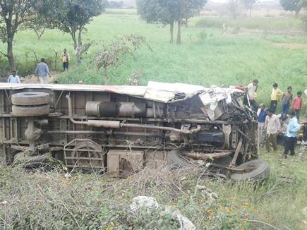 रीवा से ब्यौहारी आ रही बस पलटी, 2 की मौत, 35 घायल