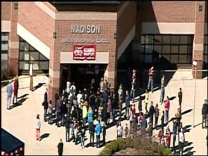 अमेरिका के एक स्कूल में चलीं ताबड़तोड़ गोलियां, कई बच्चे घायल image-9328