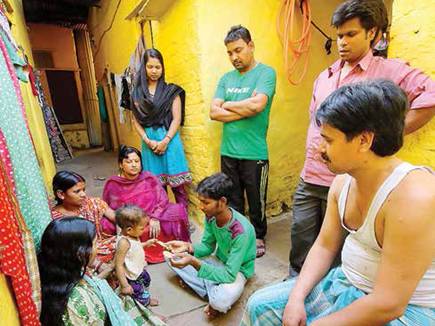 दो पक्षों की आग में झुलस रहे सोना गढ़ने वाले ‘हाथ’